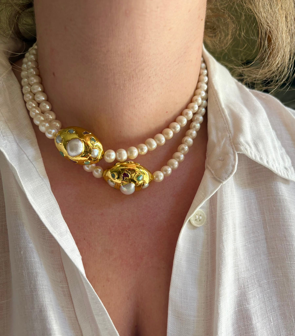 Eternelle pearl necklace, detail of the gold charms