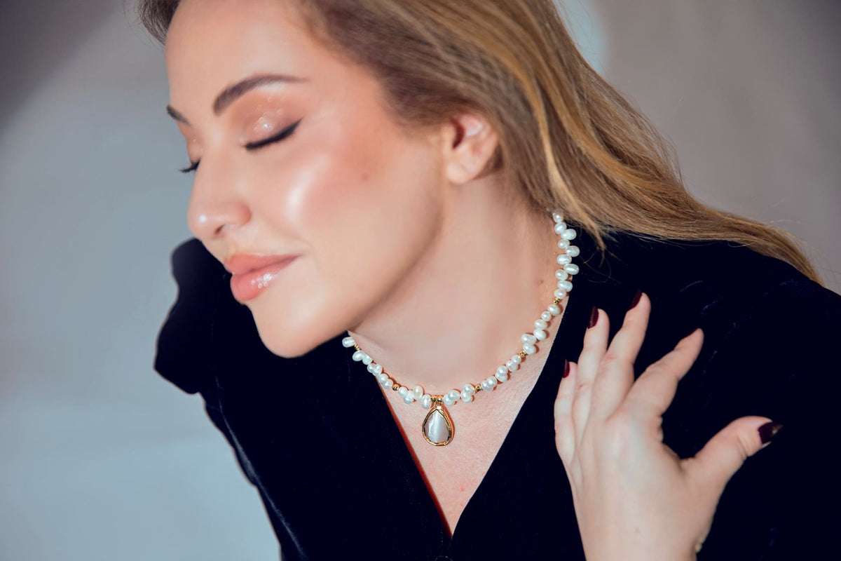 Pearl Teardrop necklace, white, detail