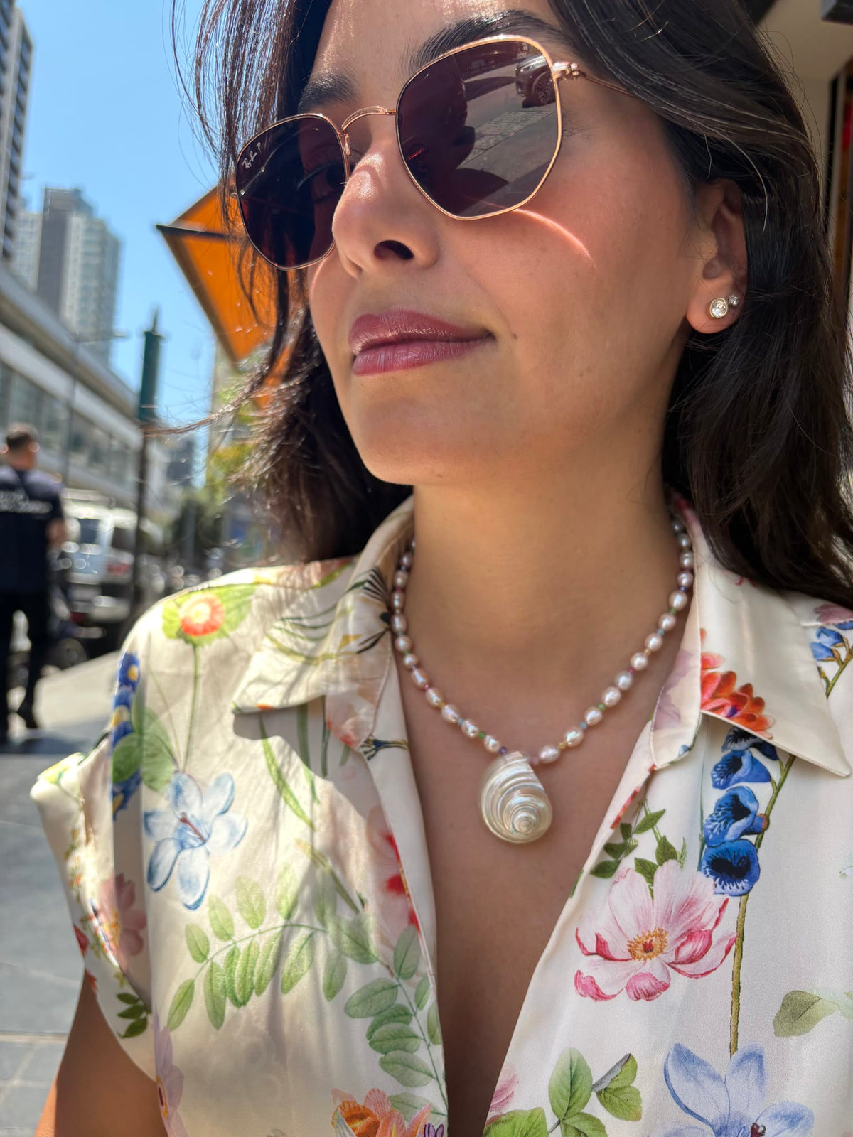 Shell Pink Pearl dégradé necklace worn in the sun