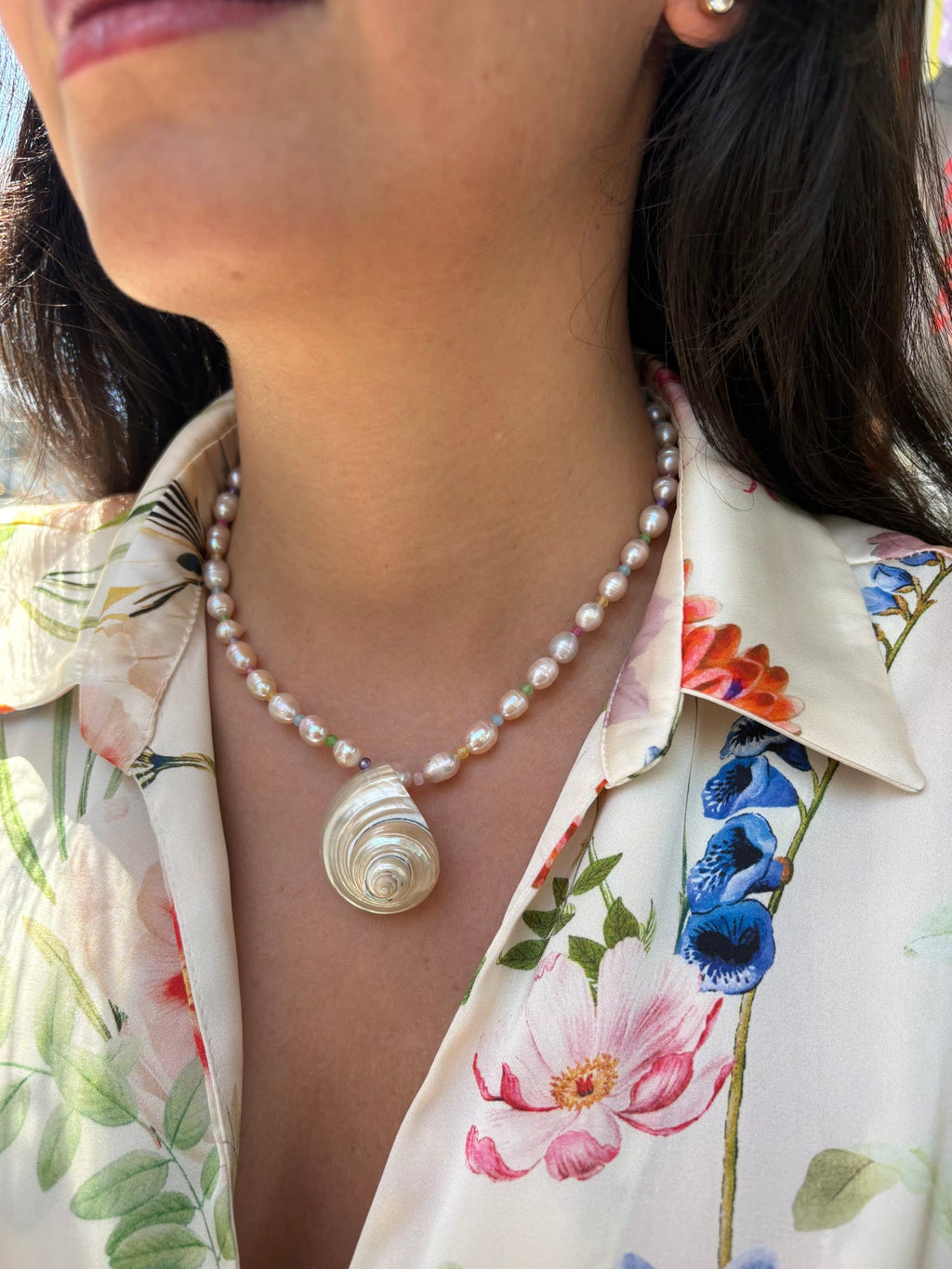 Shell Pink Pearl dégradé necklace with a natural conch shell pendant